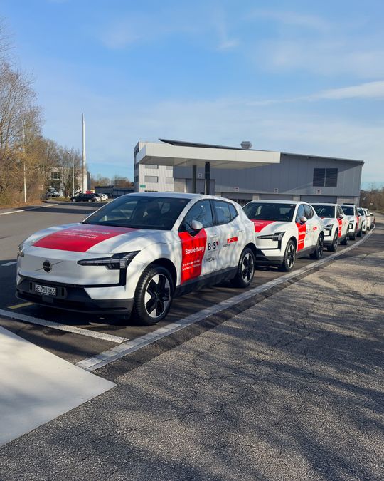 Die neuen EX30 in einer Reihe hintereinander auf einem Parkplatz